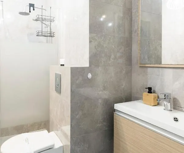 Stare Zoo Zajezdnia דירה *